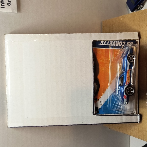 D9 hot wheels 69 corvette stingray race team with shipping protector - Picture 3 of 3